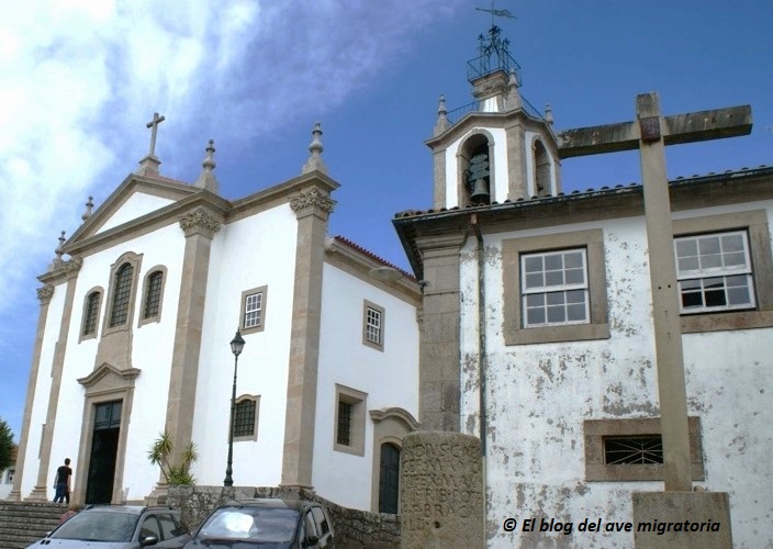 Iglesia de San Esteban y marco miliario
